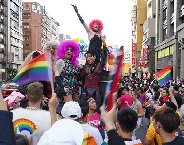 「愛は愛」性の平等訴え　台湾で性的少数者パレード　世界から13万人