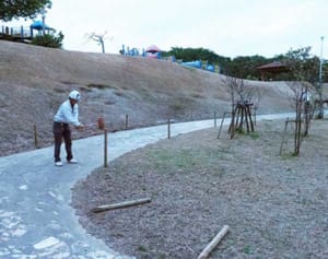 芝生が枯れた公園に業者がまいたのは実は除草剤だった　虚偽報告、市に謝罪　沖縄・浦添運動公園