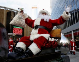 「サンタなんていない！」と叫んだ男、教会で逮捕