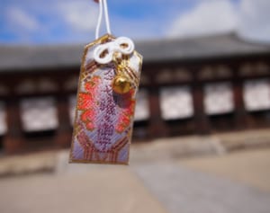 神道と仏教、宗教違うのになぜお守りの形同じ？専門家が解説