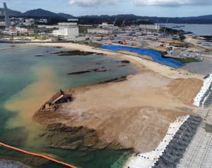 辺野古　濁る海　土砂投入1週間