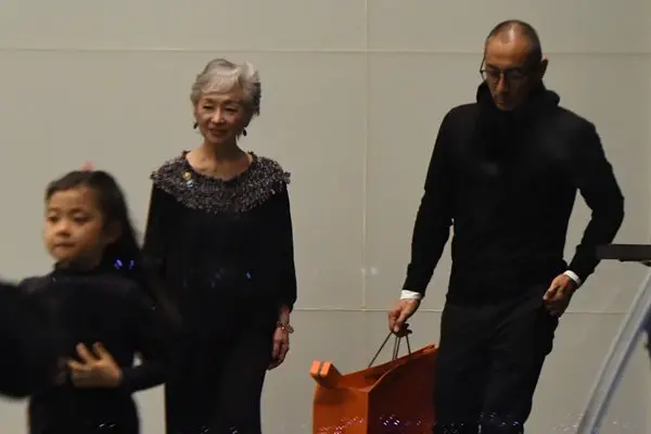 海老蔵 誕生日会で涙…麻央さんに誓った男女平等の教育方針 | 女性自身