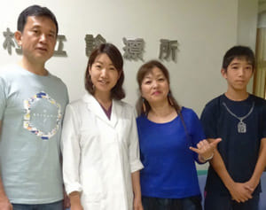 “伊江の母”と13年ぶり再会　修学旅行で民泊・遠藤さん　村診療所で医師研修