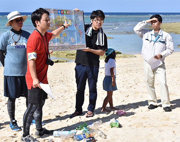 ゴミがすべての始まりだった　沖縄の若者がビーチクリーンをする理由