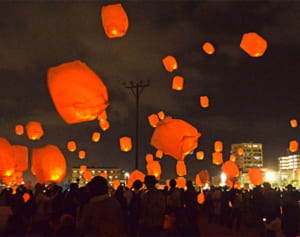 スカイランタン、夜空彩る　沖縄・与那原　温かな光に歓声