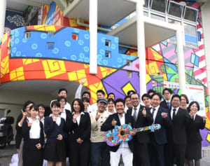 鮮やか壁画登場　アルベルト城間さん描く