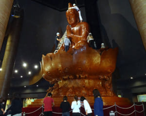 新年へ 浄め　糸満の沖縄平和祈念像