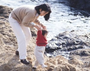 佳子さま　1歳の秘蔵写真！葉山の海岸でみた「はじめの一歩」
