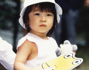 眞子さま1歳の愛らしいお姿　記者に「カエル」のおねだりも