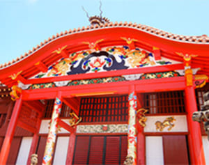 首里城の朱 鮮やかに　漆塗り直し3年