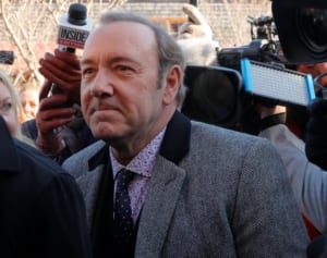 ケヴィン・スペイシーが初出廷 強制わいせつ容疑で無罪を主張