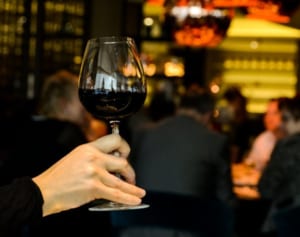 注文の多すぎるバー？　ドレスコードに「差別的では」と非難殺到