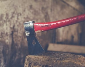 妻にフィギュアを壊された男性、怒りのあまり家財と車を破壊