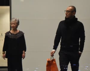 海老蔵 楽屋に麻央さん遺影…父子3人共演でママ見てたと笑顔