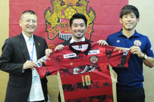 カンボジアの子に夢を　FC琉球、ユニホーム寄贈　現地指導のOBに託す