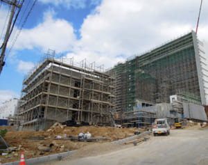 やんばるに初スタバ　本部で3月、建設中の施設に