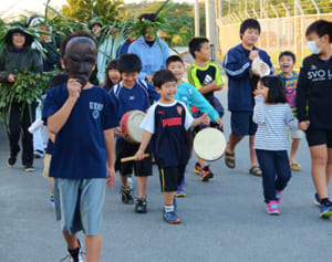 無形遺産の厄払い　宮古島の来訪神パーントゥ　登録後初のサティパロウ
