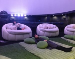 芝に寝っ転がって満天の星空を！池袋でできる極上の癒し体験