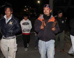 集落回ると水を掛けられた　辺野古の若者たちが悪霊に　伝統行事「ピーゲーシー」で邪気払い