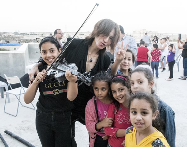 パレスチナ、シリア難民の力に…「憎しみ超える」SUGIZOの音