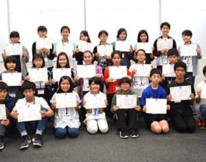 沖縄戦の記憶受け継ぐ　平和ガイド育成修了式　中学生24人 父母ら案内