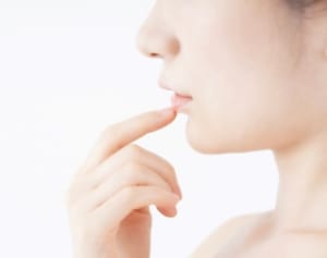 ポイントは「おでこ」と「舌」、顔のたるみ取るリフトアップ法