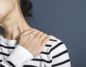 頭痛を解消する入浴法を医師が解説、就寝前に“ぬるめ”湯で！