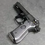 4歳の男の子が妊娠8カ月の母親の顔を撃つ、現在重症