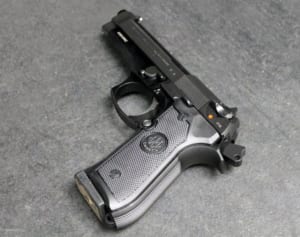 4歳の男の子が妊娠8カ月の母親の顔を撃つ、現在重症