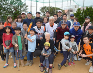 「家族の中心にはおばーがいる」　長寿願い孫・ひ孫28人で野球勝負