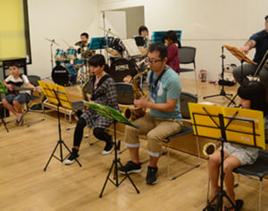 音楽で子の居場所づくり　国場にジャズオケ発足