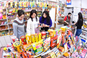 学校前にあった駄菓子屋さんが多機能に“深化”していた！