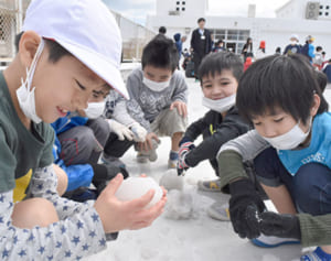 沖縄に雪!!　「しびれるー」　神原小に北海道からプレゼント