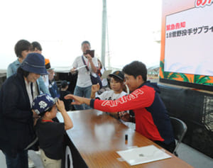 「目の前にいた！」　ファン歓喜　巨人の菅野智之投手がサプライズサイン会