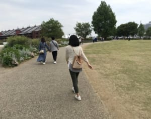 目をリラックスさせる新習慣、大きい歩幅で歩くと疲れ目解消に