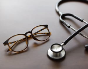 目の筋肉をつけ老化を防ぐ！医師勧める「血行改善エクササイズ」とは