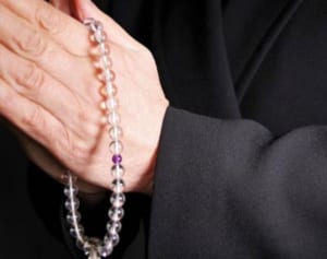 突然の「夫の死」、妻が悲しんでいても乗り切れない現実的なワケ