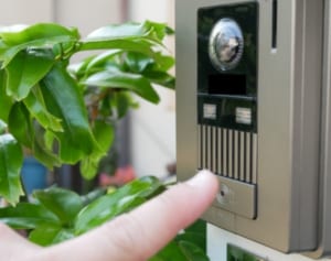 夫の死後、妻を待ち受ける「生活の落とし穴」…訪問販売に注意