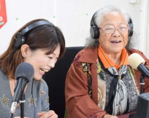 沖縄の地域FMで人気の「かまどおばぁ」知ってる？　リスナーの奇抜な回答、おばぁの笑い声に”虜”続出！