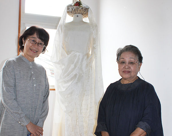 26年前のドレスと“再会”　石垣さん「娘に会ったみたい」　糸を紡ぎシルク布制作