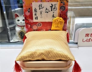 “金布団”設置直後に…バレンタインジャンボ宝くじ招福売り場