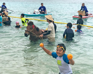 一足先に夏の笑顔　与那国で海開き