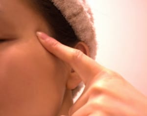 こめかみ周辺は「肝」、頬周辺は「心」吹き出物は病気のサイン