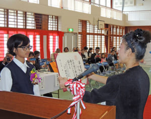 休校前、最後の卒業式　宮城、武田さん激励　国頭村佐手小、北国小