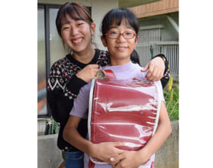 ランドセル姉妹で12年　「物を大切に」リレー　糸満市の玉城花菜・里帆さん