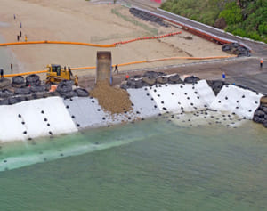 辺野古新区域に土砂　県民投票以降で初　玉城デニー知事「民主主義踏みにじる」　政府強行、市民ら抗議