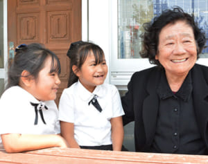 つなぐ平和の心　渡嘉敷「集団自決」慰霊祭　孫に請われ共に参列