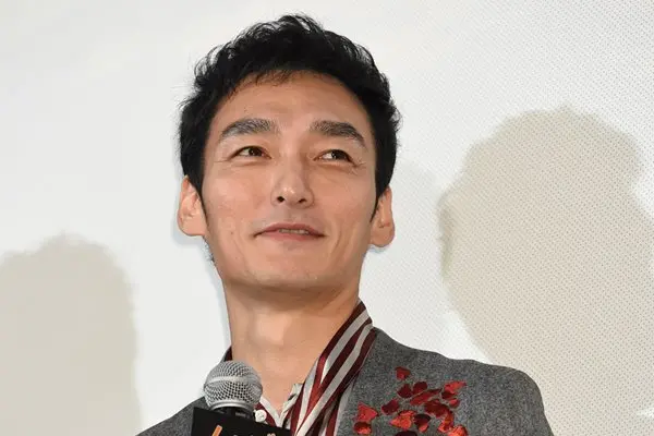草なぎ剛“親友”香取の個展を見学、ファンが感じた「愛」 | 女性自身