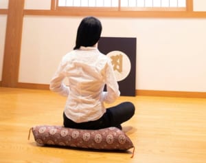 日常を忘れ心を空に…「阿字観瞑想」挑戦した本誌記者に効果は？