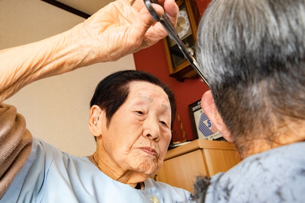 102歳の現役理容師 背筋もシャン と髪を切る 女性自身